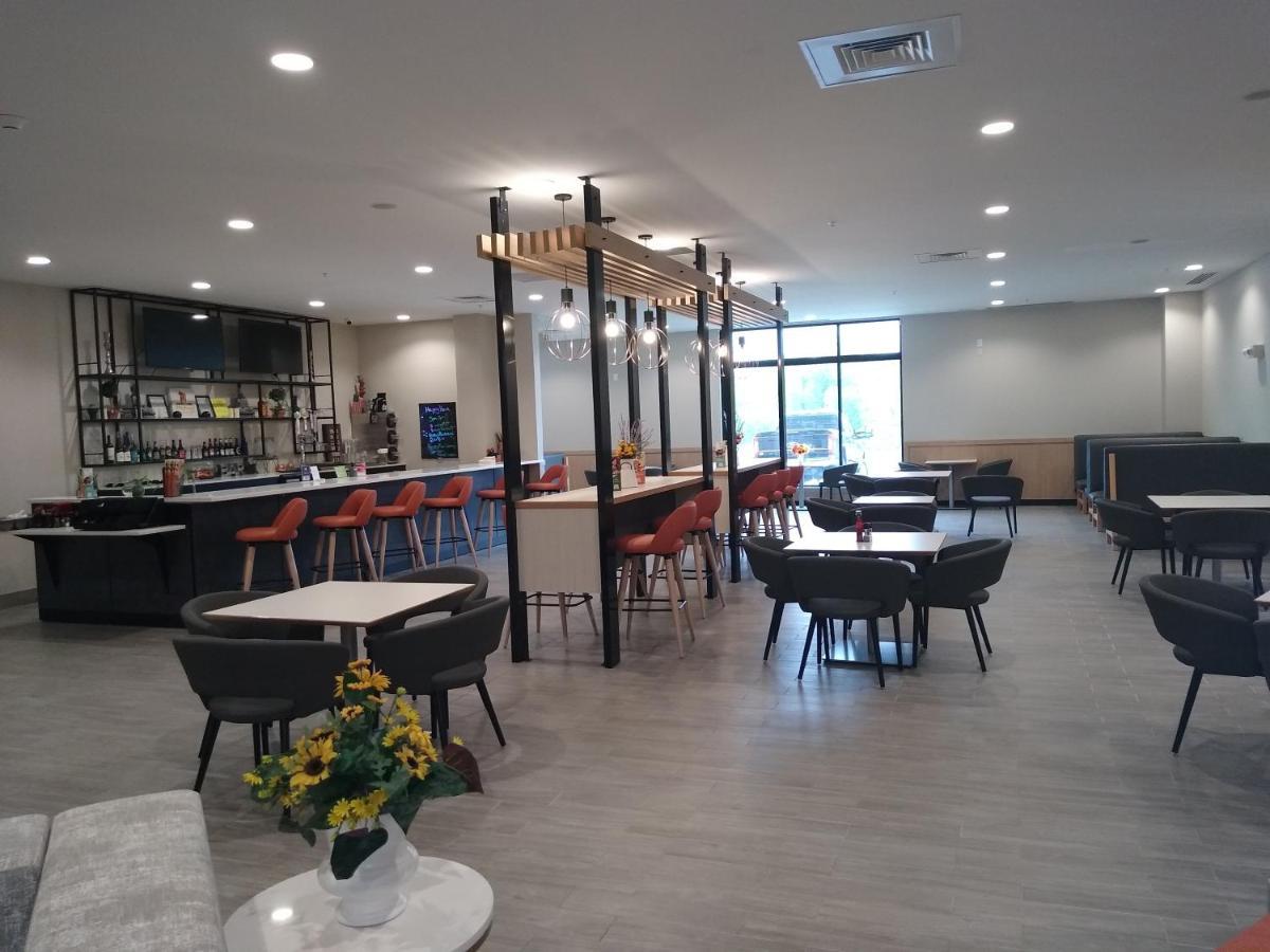 Holiday Inn - Kansas City - Northeast By Ihg Buitenkant foto